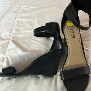 Kenneth Cole sandals size 9